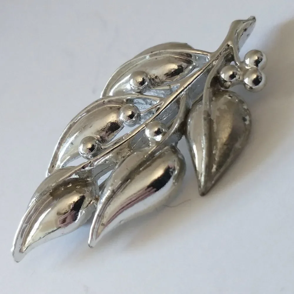 SARAH COVENTRY Berry Leaf Brooch Branch Pin VTG ‎ Silent Spring Silver Tone 1970